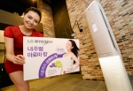 서울 여의도 LG트윈타워에서 여성모델이 올해 휘센 에어컨 신제품인 크라운 프리미엄 모델을 소개하고 있다. 이 제품은 에어컨 바람을 통해 천연 아로마향을 전달하는 내추럴 아로마 기능