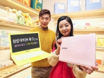 삼성전자 모델이 서초동 삼성전자 딜라이트숍에서 ‘아티브 북9 라이트’ 노트북 신제품을 선보이는 모습이다.