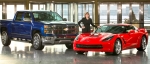 13일 미국 디트로이트 모터쇼 개막에 맞춰 개최된 2014년 북미 올해의 차 시상식에서 GM의 럭셔리 스포츠카 쉐보레 콜벳 스팅레이(Corvette Stingray)와 픽업트럭 쉐