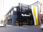 교촌에프앤비가 교촌치킨 미장수송점 치맥카페형 그린매장을 오픈했다.