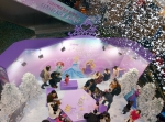 디큐브백화점이 흰 눈 내리는 디즈니 조이풀 홀리데이 이벤트를 실시한다.