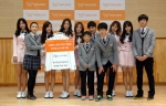 스쿨룩스 탈북 청소년 교복 후원식에서 기념촬영 중인 광고모델 에이핑크와 한겨레 중·고등학교 학생들