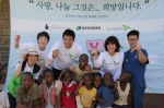 의료봉사 후 해맑은 미소의 조이홈스쿨 아이들과 함께 사진을 찍고 있다. 사진제공 : 월드휴먼브리지