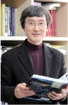 한국회계정보학회 우수논문상을 수상한 건국대 신현걸 교수
