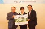 사진 왼쪽부터 EK티쳐 원장 이순재, 홍보대사 이선화, 대표 유길상
