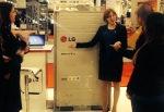 미국 현지시간 21일부터 23일까지 미국 뉴욕 자비츠센터(Jacob K. Javits Convention Center)에서 열리는 AHR 엑스포’전시회에서 LG전자 직원이 방문객들