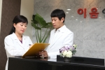 산부인과 전문의와 한의사가 효과적인 자궁근종 치료를 위해 함께 연구하고 있다.