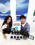 삼성전자가 CES 2014에서 호평받은 미러리스 렌즈 교환형 카메라 NX30을 국내에 출시한다. 5일부터 구매고객 선착순 60명에게 추가 교환 렌즈 증정 등 출시 기념 행사가 진행