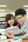 방송대 학생들이 도서관에서 책을 보고 즐거워하고 있다.