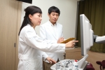 산부인과 전문의와 여성전문 한의사가 자궁근종 환자에 대해서 치료방법을 고민하고 있다.