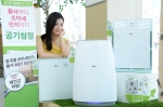 LG 베스트샵 동교점 매장에서 모델이 LG 공기청정기를 소개하고 있다.