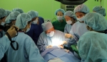 장영우 센터장이 수술을 집도하고 있는 가운데 청심국제성형센터 관계자들이 수술을 참관하고 있다.
