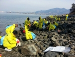 광주광역시는 16일 우이산호 유류유출 사고를 당한 여수앞바다 기름띠 제거를 위해 공직자와 자원봉사자들이 발 벗고 나섰다.
