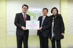 김용완 새천년카클리닉 대표(가운데)가 한국백혈병어린이재단 서선원 사무국장(왼쪽)에게 후원금과 헌혈증을 전달하고 있다.
