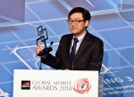 26일(현지시간) MWC 2014 글로벌 모바일 어워드 시상식에서 최고의 LTE공헌상과 모바일 기술 대상을 수상한 SK텔레콤 최진성 ICT 기술원장이 트로피를 들고 있다.
