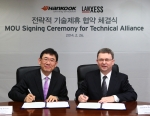 랑세스(LANXESS)와 한국타이어가 2월 26일 대전 대덕연구개발단지 소재 한국타이어 중앙연구소에서 고성능 합성고무 관련 기술 제휴를 위한 양해각서(MOU)를 체결했다.(왼쪽부터
