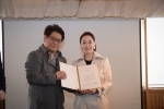 시상자 김혜은과 김만식 교육기자협회장이 기념촬영을 하고 있다.