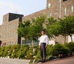 (재)효원납골공원 본건물 앞에선 최혁 이사장