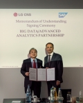 짐 스나베 SAP 공동 CEO(오른쪽)와 김대훈 LG CNS 대표가 3일 독일 발도로프에 위치한 SAP 본사에서 빅데이터 및 고급분석 사업 협력을 위한 업무협약(MOU)을 체결하고