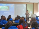 보건산업 전문가 양성과정에 대하여 강의하는 모습