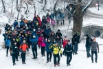 2014 이브자리 신입사원 채용 산행면접에서 지원자들과 임직원들이 함께 산을 오르고 있다.