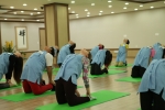 동명대 외국인 유학생들이 요가체험을 하고 있다.