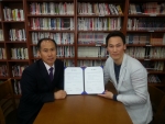 정택수 한국자살예방센터장(왼쪽)과 김덕근 스트라이킹힐링센터 대표가 24일 업무협약을 체결하고 있다.
