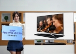 삼성전자 모델이 TV와 완벽한 조화를 이루는 초슬림 프리미엄 사운드스탠드 HW-H600을 소개하고 있다.