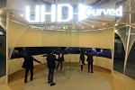 26일부터 서울 삼성동 코엑스에서 열리는 2014 서울리빙디자인페어에서 관람객들이 커브드 UHD TV로 꾸민 조형물을 체험해 보고 있다.