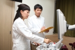 산부인과 전문의와 한의사가 의뢰 환자에 대해 의견을 나누고 있다.