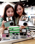 삼성전자가 가장 얇고 가벼운 렌즈교환형 미러리스 카메라 NX 미니를 국내에 출시한다. 삼성 스마트카메라에서 진행한 셀카 캐스팅 시즌 1의 우승자 이아라씨(왼쪽)가 디지털프라자 강남
