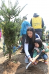 소아암 어린이 희망나무심기에 참가한 아역 배우 김유정 양(왼쪽)이 소아암 어린이(오른쪽)와 함께 나무를 심고 있다.