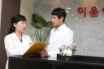 산부인과 전문의와 여성전문 한의사가 부정출혈 환자에 대해 논의하고 있다.
