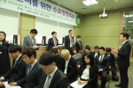 동명대 이화행 교수 등이 수요정장데이 특별행사를 진행했다.