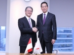 Masahiko Uotani, President and CEO of Shiseido (right) shakes hands with Franky O. Widjaja, Vice Cha