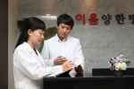 산부인과 전문의와 여성전문 한의사가 자궁근종 치료에 대해 의견을 나누고 있다.
