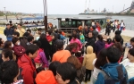 관광객으로 붐비는 포항운하관 입구의 리버크루즈 선착장