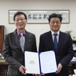 예스24와 국회도서관(관장 황창화)은 국회도서관 모바일 앱 활용 및 국회전자도서관 전자책 서비스 운영을 위한 업무협약(MOU)을 체결했다.