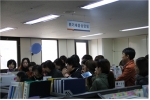 교육참가자들이 보건복지콜센터129의 상담시스템을 견학하고 있다.