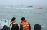박근혜 대통령이 17일 진도 앞바다에 침몰한 여객선 `세월호` 사고현장을 방문하고 있다.