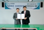 충남발전연구원(원장 강현수, 우)과 통계개발원(원장 최연옥, 좌)은 지난 4월 18일 지역발전 연구 업무협약을 체결했다.