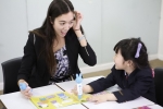 강남잉글리시아카데미 제니원장과 아이의 터치톡잉글리시를 활용한 수업 모습이다. (사진출처: 위드컬처)