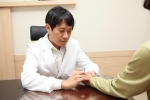 진료중인 김우성 원장