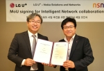 LG유플러스 SD기술전략부문장 최택진 전무(우)와 노키아 네트워크사업부 한효찬 전무(좌)가 LG유플러스 상암동 사옥에서 업무협약을 체결하고 있다.