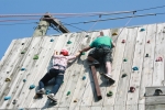 국립중앙청소년수련원 레포츠 가족캠프 참가 가족이 인공암벽을 체험하고 있다.