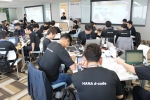 SAP 코리아는 서울시 강남구 도곡동 SAP 코리아 사무실에서 제 1회 HANA d-code 행사를 개최했다. IT 개발자와 대학생 등 참가자들이 SAP HANA 시스템에 접속해 
