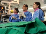 건국대 의학전문대학원 심찬섭 교수팀이 지난 16일 제 87차 일본 소화기내시경학회에서 참가한 소화기내시경 전문의 500여명을 대상으로 거대 담관 담석을 제거하는 시술을 생중계했다.