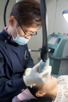 마이디피부과 박준수 원장이 레이저 시술을 하고 있다.