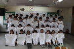 안양의 귀인중학교 3학년 2반 학생들이 학교로 사랑의 Hot Fix 티셔츠 나누기 기부 봉사 캠페인에 참여하였다.