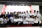 한국관광대학교 호텔조리과 재학생들이 2014년 제15회 한국음식관광박람회에 참가하여 주니어라이브 요리 경연 2개 팀, 개인전 6개 팀에서 금상을 수상하고 기념 사진을 촬영하고 있다